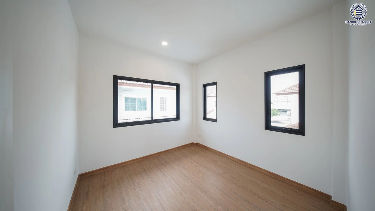 บ้านเดี่ยวรีโนเวทใหม่ โครงการ ประดับดาว 5-6 ท่าอิฐ เนื้อที่ 56 ตร.ว. พื้นที่ใช้สอย 231.52 ตร.ม. ฟังก์ชัน 4 ห้องนอน 3 ห้องน้ำ จอดรถได้ 2 คัน  เดินทางเชื่อมต่อถนนราชพฤกษ์และถนนรัตนาธิเบศร์ ใกล้รถไฟฟ้า MRT สายสีม่วง "สถานีบางรักน้อย-ท่าอิฐ"