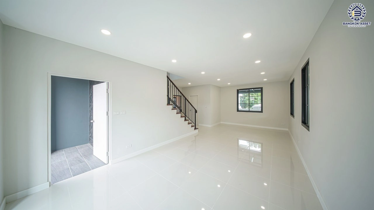 บ้านเดี่ยวรีโนเวทใหม่ โครงการ ภัสสร 7 รัตนาธิเบศร์ เนื้อที่ 52.6 ตร.ว. พื้นที่ใช้สอย 239.02 ตร.ม. บ้าน 2 ชั้น ฟังก์ชัน 4 ห้องนอน 3 ห้องน้ำ จอดรถได้ 2 คัน ตั้งอยู่บนทำเลถนนบางกรวย-ไทรน้อย เชื่อมต่อถนนรัตนาธิเบศร์ ถนนชัยพฤกษ์ และถนนกาญจนาภิเษก ใกล้รถไฟฟ้าสายสีม่วง "สถานีบางพลู"