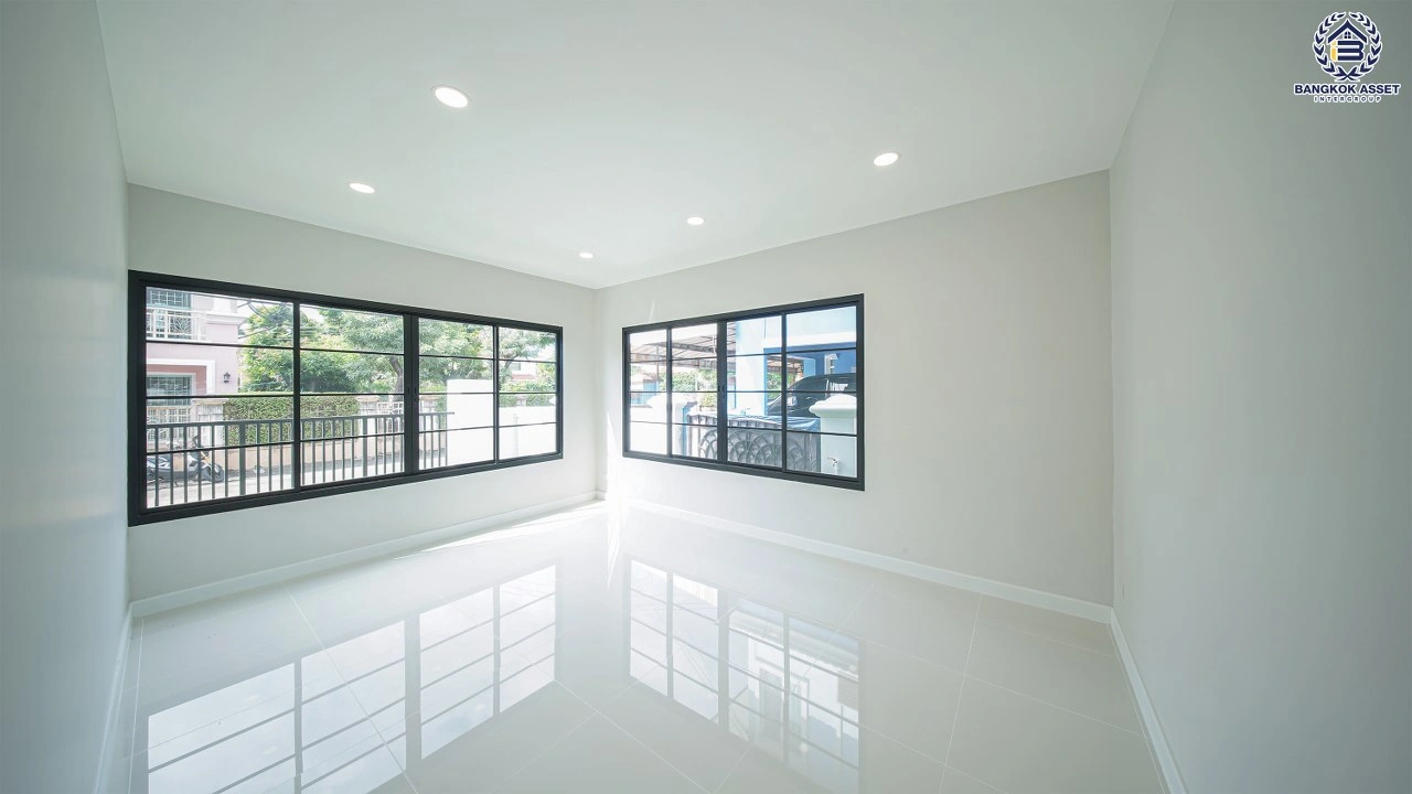 บ้านเดี่ยวรีโนเวทใหม่ โครงการ ภัสสร 7 รัตนาธิเบศร์ เนื้อที่ 52.6 ตร.ว. พื้นที่ใช้สอย 239.02 ตร.ม. บ้าน 2 ชั้น ฟังก์ชัน 4 ห้องนอน 3 ห้องน้ำ จอดรถได้ 2 คัน ตั้งอยู่บนทำเลถนนบางกรวย-ไทรน้อย เชื่อมต่อถนนรัตนาธิเบศร์ ถนนชัยพฤกษ์ และถนนกาญจนาภิเษก ใกล้รถไฟฟ้าสายสีม่วง "สถานีบางพลู"
