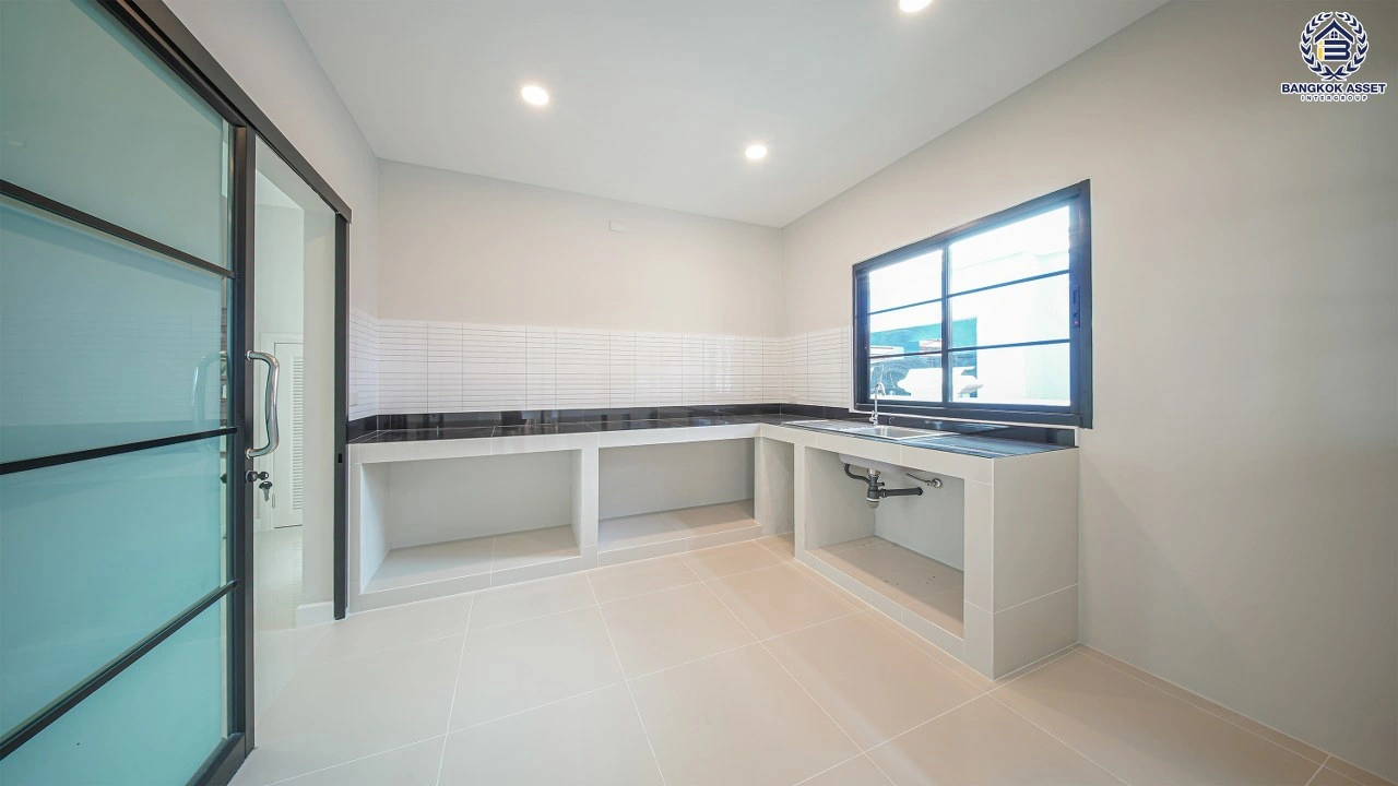 บ้านเดี่ยวรีโนเวทใหม่ โครงการ ภัสสร 7 รัตนาธิเบศร์ เนื้อที่ 52.6 ตร.ว. พื้นที่ใช้สอย 239.02 ตร.ม. บ้าน 2 ชั้น ฟังก์ชัน 4 ห้องนอน 3 ห้องน้ำ จอดรถได้ 2 คัน ตั้งอยู่บนทำเลถนนบางกรวย-ไทรน้อย เชื่อมต่อถนนรัตนาธิเบศร์ ถนนชัยพฤกษ์ และถนนกาญจนาภิเษก ใกล้รถไฟฟ้าสายสีม่วง "สถานีบางพลู"