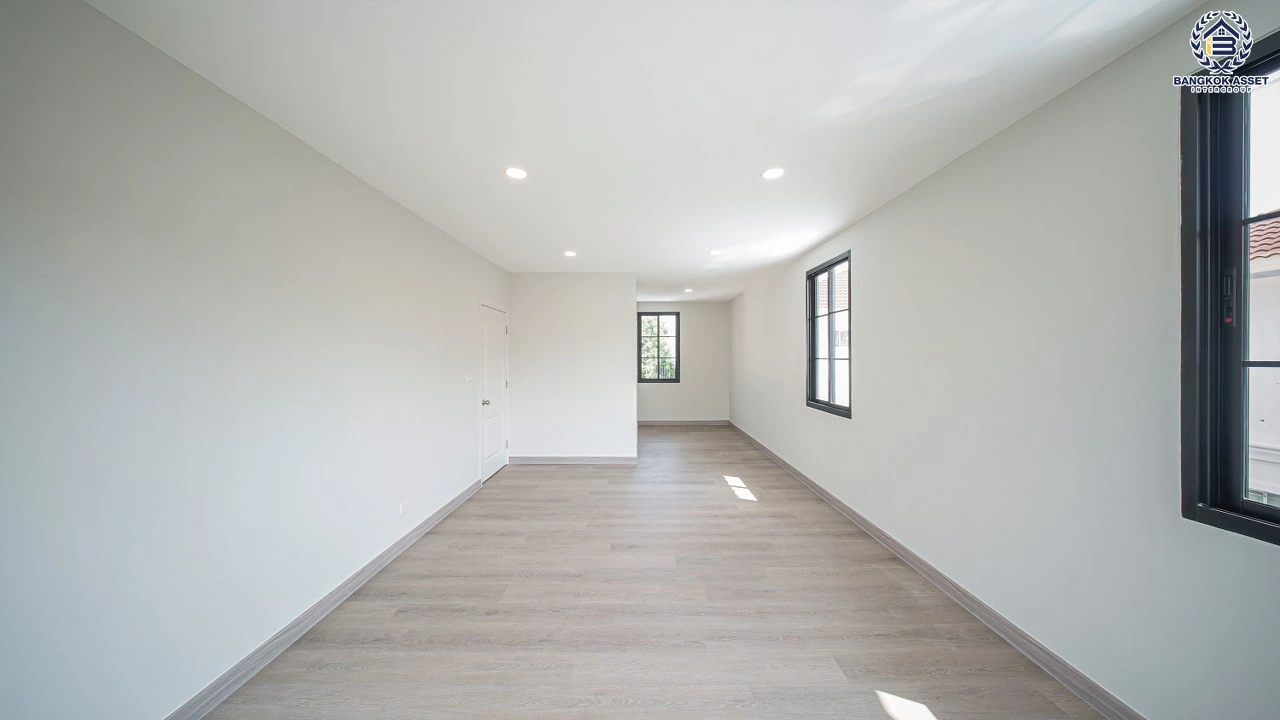 บ้านเดี่ยวรีโนเวทใหม่ โครงการ ภัสสร 7 รัตนาธิเบศร์ เนื้อที่ 52.6 ตร.ว. พื้นที่ใช้สอย 239.02 ตร.ม. บ้าน 2 ชั้น ฟังก์ชัน 4 ห้องนอน 3 ห้องน้ำ จอดรถได้ 2 คัน ตั้งอยู่บนทำเลถนนบางกรวย-ไทรน้อย เชื่อมต่อถนนรัตนาธิเบศร์ ถนนชัยพฤกษ์ และถนนกาญจนาภิเษก ใกล้รถไฟฟ้าสายสีม่วง "สถานีบางพลู"