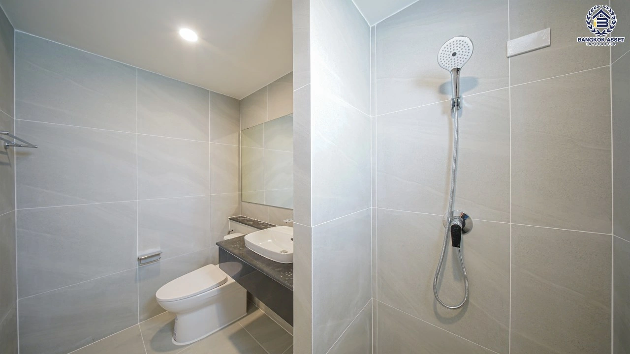 บ้านเดี่ยวรีโนเวทใหม่ โครงการ ภัสสร 7 รัตนาธิเบศร์ เนื้อที่ 52.6 ตร.ว. พื้นที่ใช้สอย 239.02 ตร.ม. บ้าน 2 ชั้น ฟังก์ชัน 4 ห้องนอน 3 ห้องน้ำ จอดรถได้ 2 คัน ตั้งอยู่บนทำเลถนนบางกรวย-ไทรน้อย เชื่อมต่อถนนรัตนาธิเบศร์ ถนนชัยพฤกษ์ และถนนกาญจนาภิเษก ใกล้รถไฟฟ้าสายสีม่วง "สถานีบางพลู"