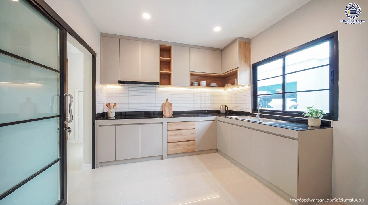บ้านเดี่ยวรีโนเวทใหม่ โครงการ ภัสสร 7 รัตนาธิเบศร์ เนื้อที่ 52.6 ตร.ว. พื้นที่ใช้สอย 239.02 ตร.ม. บ้าน 2 ชั้น ฟังก์ชัน 4 ห้องนอน 3 ห้องน้ำ จอดรถได้ 2 คัน ตั้งอยู่บนทำเลถนนบางกรวย-ไทรน้อย เชื่อมต่อถนนรัตนาธิเบศร์ ถนนชัยพฤกษ์ และถนนกาญจนาภิเษก ใกล้รถไฟฟ้าสายสีม่วง "สถานีบางพลู"