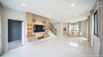 บ้านเดี่ยวรีโนเวทใหม่ โครงการ ภัสสร 7 รัตนาธิเบศร์ เนื้อที่ 52.6 ตร.ว. พื้นที่ใช้สอย 239.02 ตร.ม. บ้าน 2 ชั้น ฟังก์ชัน 4 ห้องนอน 3 ห้องน้ำ จอดรถได้ 2 คัน ตั้งอยู่บนทำเลถนนบางกรวย-ไทรน้อย เชื่อมต่อถนนรัตนาธิเบศร์ ถนนชัยพฤกษ์ และถนนกาญจนาภิเษก ใกล้รถไฟฟ้าสายสีม่วง "สถานีบางพลู"