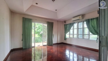 บ้านเดี่ยวพร้อมอยู่ โครงการ มัณฑนา วัดพระเงิน หลังมุม เนื้อที่ 95.4 ตร.ว. พื้นที่ใช้สอย 271 ตร.ม. ฟังก์ชัน 3 ห้องนอน 3 ห้องน้ำ จอดรถได้ 2 คัน โครงการคุณภาพจากแลนด์ แอนด์ เฮ้าส์  เดินทางสะดวก เชื่อมต่อถนนกาญจนาภิเษก ใกล้เซ็นทรัล เวสต์เกต อิเกีย บางใหญ่ และรถไฟฟ้าสายสีม่วง "สถานีตลาดบางใหญ่"