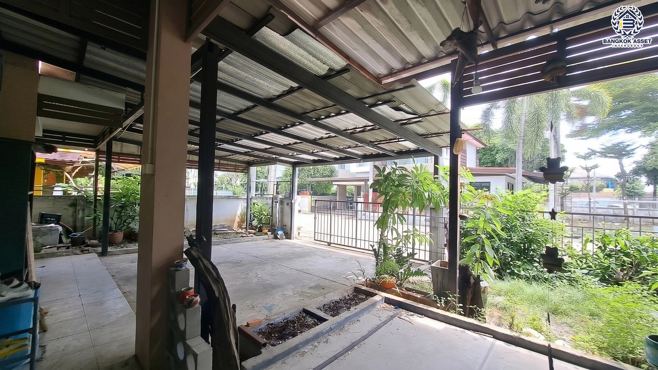 บ้านเดี่ยวพร้อมอยู่ โครงการ วิลล่าการ์เด้น2 รัตนาธิเบศร์ หลังมุม เนื้อที่ 50 ตร.ว. พื้นที่ใช้สอย 114 ตร.ม. สูง 2 ชั้น ฟังก์ชัน 3 ห้องนอน 3 ห้องน้ำ จอดรถได้ 2 คัน เดินทางสะดวก เชื่อมต่อถนนรัตนาธิเบศร์ ถนนกาญจนาภิเษก และถนนราชพฤกษ์ ใกล้รถไฟฟ้าสายสีม่วง "สถานีบางรักใหญ่"